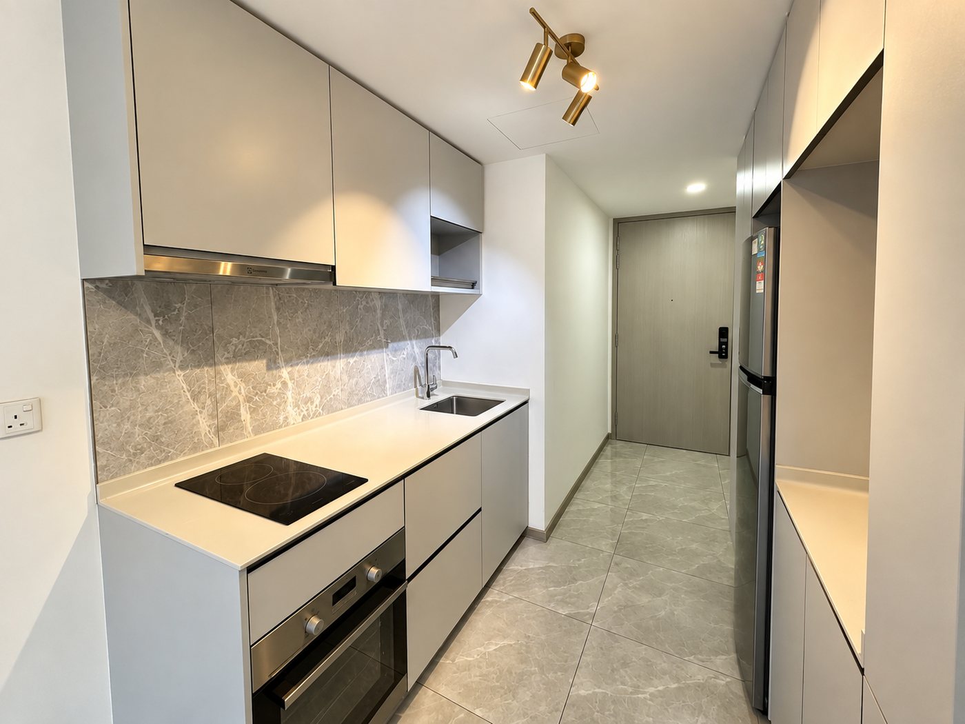 Induction hob, oven and extractor with stone splashback